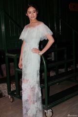 组图：颖儿蕾丝长裙高挑 瘦身成功被封励志女神