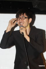 组图：曲泉丞出席公益活动 为地震灾民祈福