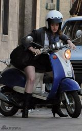 幻灯图集：安妮-海瑟薇新片变身机车女