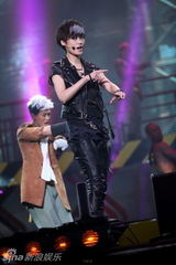 组图：李宇春深圳开唱High翻全场