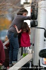 幻灯：苏瑞探班妈妈新戏 遇狗仔秀红短袖裙抢镜