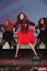 组图：许慧欣化身红天鹅开唱 男友亲临支持