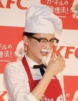 组图：绫濑遥贴白胡子扮肯德基爷爷出席活动