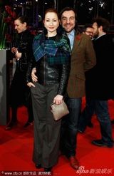 组图：《仁慈》首映 制片人秀性感风头盖过女主角