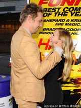 组图：《逃脱》首映 贝尔与戴克斯激情热吻