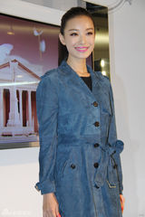 组图：倪妮宝蓝风衣简洁优雅 与刘嘉玲亮相影展