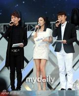 组图：韩团齐亮相梦想演唱会 少女时代网袜诱惑