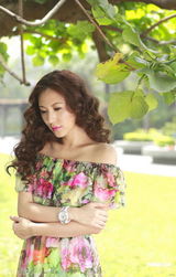 组图：刘心悠花朵裙装拍写真 望早日遇真命天子