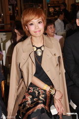 组图：容祖儿出席慈善活动祝福何韵诗