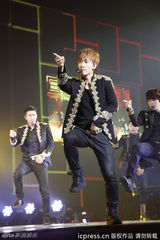 组图：SJ广州开唱女装秀妩媚 银赫脱衣秀胸肌