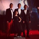 组图：彭于晏金像奖变集邮帝 频频合影不亦乐乎