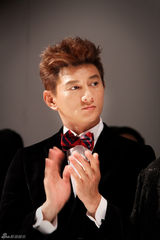 组图：吴奇隆白百何盛装看秀 两人互动频繁