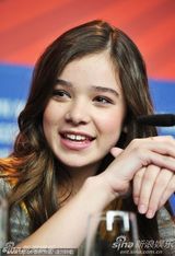 《大地惊雷》发布会 奥斯卡影帝布里奇斯亮相(图)