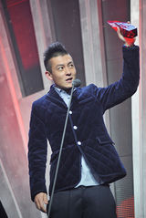 高清组图：2011MTV超级盛典 陈冠希霸气举奖杯