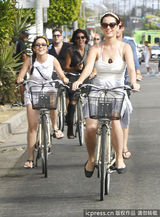 组图：凯蒂-佩里相约友人骑车 爆乳夹手机