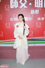 组图：黄浩然为拍戏剃头 黄翠如强调无后台