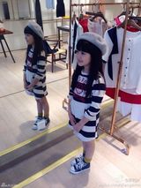 组图：童年小龙女演员超萌生活照 可爱似洋娃娃