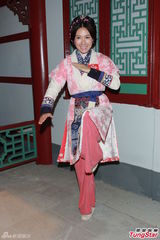 组图：马国明为宣传无惧绯闻 李诗韵秀一字马