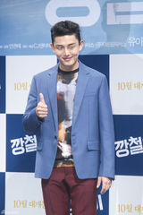 独家高清：刘亚仁牵手金海淑宣传新片《强哲》