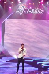 高清组图：新浪网络盛典 满江献唱《中华诵》