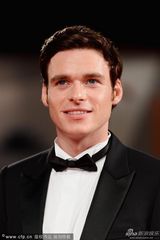 组图：《承诺》首映 豪尔穿长裙显优雅大方