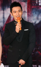 组图：《精忠岳飞》将播 黄晓明拄拐亮相红毯