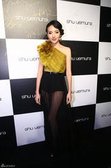 组图：董洁披薄纱秀美腿 时尚透视装HOLD住全场