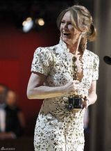 组图：梅丽莎-里奥获最佳女配角 难掩激动喜极而泣