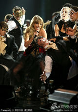 组图：斯威夫特获最受欢迎乡村女歌手 秀修长美腿