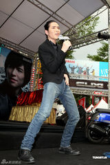 高清图集：蔡依林萧敬腾同场代言 上演劲歌热舞 