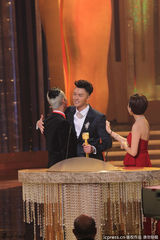 组图：TVB台庆王浩信获飞跃进步男艺人奖