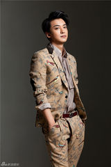 组图：李佳航冬日写真化身温暖型男