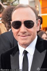 高清图：《纸牌屋》凯文-史派西亮相金球奖红毯