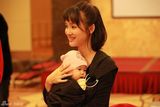组图：杨梅为女设百天宴 素颜婉如清纯少女