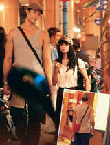 组图：蔡依林携锦荣变装逛夜市 民众学狗仔玩偷拍