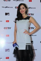 组图：音乐盛典后台群星秀奖杯