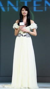 组图：周迅携手林志玲出席活动 回应合约问题