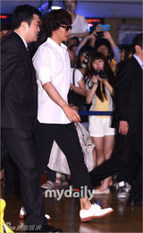 组图：裴勇俊金秀贤等捧场朴振英新片