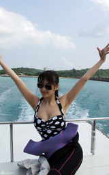 组图：张雨绮王全安情侣装出海庆周年 心型手势示爱