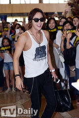 组图：张根硕现身机场 粉丝送蛋糕提前庆生