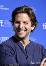 组图：库珀与劳伦斯亮相《乌云背后的幸福线》发布会