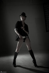 高清组图：赵柯写真突破自我 尽显酷帅冷艳风范