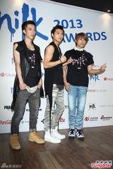 组图：炎亚纶胡宇崴活动现身引粉丝尖叫