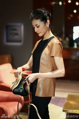 组图：芭蕾舞蹈家谭元元亮相米兰 造型优雅迷人