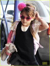 组图：前汤嫂凯蒂携女儿外出 女儿潮装抢镜