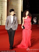 幻灯组图：上海电影节开幕 张静初爆炸头亮相