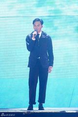 组图：杨千嬅幸福小女人唱情歌 容祖儿秀性感