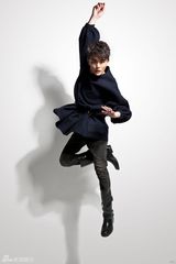 组图：孙坚黑长袍花样写真展自由感觉