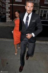 组图：小贝夫妇盛装亮相 赴好友生日派对