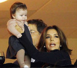 组图：伊娃与贝嫂看球赛 抱小七不撒手母爱泛滥